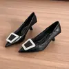 Sapatos de salto alto finos de bico fino em couro macio para mulheres, estilo primavera e outono, com fivela quadrada de strass, salto agulha, sapatos versáteis de escritório para mulheres