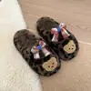 Zapatillas de casa de algodón gruesas de tacón alto 2026 superventas lindas y versátiles con diseño de oso, zapatillas peludas de velcro de moda para mujer