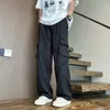 Pantalones cargo anchos de estilo retro para hombre, con bolsillos grandes, un diseño moderno y minimalista, colores lisos, un ajuste versátil y holgado, corte recto y cintura con cordón para uso casual.