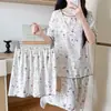 2026 Verano Nuevo Estilo Pantalones Cortos Dobles Extendidos Conjunto de Pijama de Tres Piezas Cuello Redondo Simple Estampado de Dibujos Animados Algodón Nube Moderno