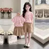 Camiseta Deportiva Casual de Manga Corta con Letras Delgadas para Niñas Grandes Estilo Nuevo Pantalones Cortos de Personalidad para Niños Conjunto Elegante de Dos Piezas
