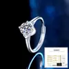 Anel de Prata Esterlina S925 com Moissanita Cor D de Um Quilate Design de Botão de Flor de Nicho Luxo Acessível Anel de Proposta Casamento de Alto Padrão