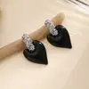 Brincos de Coração Branco e Gota de Óleo de Luxo Leve e de Alta Qualidade Brincos Populares de 2025 Design de Nicho para Mulheres Brincos Simples
