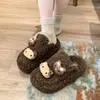 Lindas pantuflas de gatito de dibujos animados peludas para mujer, pantuflas de media caña versátiles de moda para otoño e invierno para usar en exteriores, pantuflas de algodón de una tira con suela gruesa