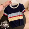 Tricô Listrado com Gola Redonda e Manga Curta para Mulheres Verão 2026 Nova Moda Versátil Casual Aparência Emagrecedora Roupa de Trabalho Top que Reduz a Idade