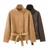 Coleção de outono nova da MYST&ZA: peça de outer wear versátil de manga longa, gola alta, com cinto, efeito camurça sintética em marrom