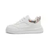 KYD-915 nuevos cómodos 2026 otoño versátiles zapatos casuales para hombre, transpirables estilo coreano casual zapatillas blancas para hombre