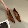 Sapatos femininos de camurça estilo francês em pele de ovelha, novo modelo outono e inverno 2026, bico fino, salto fino, salto baixo, sapatos para o dia a dia