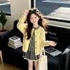 Conjunto de Tricô para Meninas Primavera e Outono 2026 Cardigã Estilo Academia de Menina Peça de Tricô Externa Saia Plissada Curta