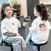 Camiseta de manga larga a rayas para niños, hecha de algodón puro, nueva colección de otoño 2026, cuello redondo, suave y cómoda para usar en capas
