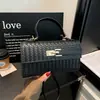 Bolsa de mão transfronteiriça para mulheres, novo estilo 2026, bolsa quadrada pequena orientada para exportação, bolsa popular com fecho de metal, bolsa versátil de ombro e transversal