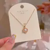 El collar de perlas es una cadena para la clavícula de lujo ligero, nicho, de alta gama, simple, elegante y sofisticada que es dulce, delicada, versátil y moderna.