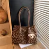 Bolso de mano retro transfronterizo, bolso de hombro para mujer de gran capacidad, nuevo bolso de mano y bolso de hombro de moda simple para commuting de otoño 2026