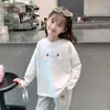 Camiseta de manga larga de algodón puro con estampado de dibujos animados a la moda para niña, top elegante y versátil para el uso de niñas en otoño e invierno