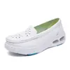 Sapatos de enfermagem femininos ocos com amortecimento a ar, versáteis, de sola macia, respiráveis, não cansativos, salto plataforma elegante, sapatos de trabalho médicos antiderrapantes