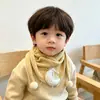 Bufanda triangular simple de estilo coreano para niños para otoño e invierno, calentador de cuello con doble pompón para niños pequeños, bufanda suave a prueba de viento para niños y niñas