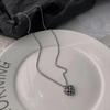 Luz de Luxo Nicho Tabuleiro de Xadrez Urso Colar de Amor Moda Feminina Outono e Inverno Camisola Design de Corrente All-match Acessórios Elegantes