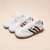 Venta al por mayor transfronteriza otoño 2026 zapatos de mujer transpirables zapatillas casuales versátiles zapatillas de running para estudiantes estilo Forrest Gump zapatillas de entrenamiento blancas