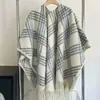 Xale Estilo Preguiçoso Outono/Inverno 2026 para Mulheres, Suave e Elegante, Combinado com uma Saia, Cachecol Grande Xadrez, Manto, Fashion e Tendência