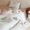 Conjunto de cama macio e adorável, com algodão escovado de 100 fios, um conjunto de quatro peças no estilo INS da moda com apliques bordados, e um conjunto de três peças feito de algodão puro, perfeito para quartos de dormitório.