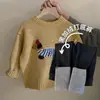 Nueva Colección Otoño/Invierno 2025 para Niñas: Conjunto de Dos Piezas Popular de Cárdigan de Punto y Pantalones a Cuadros Forrados de Polar para Niños