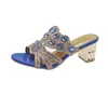 Novas Chinelos Femininos para Exterior Primavera/Verão 2026, Sandálias de Verão com Salto Grosso, Sandálias da Moda com Salto Médio e Strass, Chinelos de Salto Alto