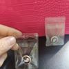 Suministro directo de fábrica etiqueta de collar con hebilla de PVC etiqueta bolsa pequeña transparente esmerilada etiqueta de marca registrada plástico perforado bolsa de botón