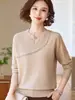 El popular suéter de punto con cordones diagonales y escote calado de este año es un nuevo estilo de otoño e invierno para madres, con un diseño simple y elegante de manga larga.