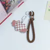 Nuevo Lanyard para Teléfono con Cadena de Llavero Colgante para Bolso Decoración de Coche de Cuero Pu con Forma de Corazón y Pequeñas Alas de Huayang