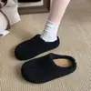 Pantuflas de peluche tipo slip-on de moda para mujer, nuevo modelo otoño e invierno 2026, adecuadas para uso casual al aire libre, fáciles de combinar, pantuflas de algodón peludo con suela suave