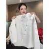 Camisa Feminina de Manga Longa com Gola Dobrada e Bordado Floral Pesado Estilo Europeu, Novo Design Estiloso Primavera 2026 com Botões Coloridos