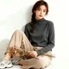 Camiseta blanca elegante y juvenil de manga larga para mujer, estilo coreano, corte holgado, nuevo modelo de primavera y otoño, cuello medio alto, algodón puro, adecuada tanto para llevar sola como debajo de otra prenda.