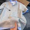 Camiseta falsa de duas peças com decote em V Henry para homens, estilo verão com um visual legal e estiloso, camisa polo de manga curta, retalhos estilo americano, meia-manga para casais