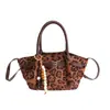 Bolso de hombro de ante con estampado de leopardo para mujer, nuevo modelo otoño 2025, bolso de mano vintage, bolso de mano moderno y versátil