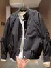 Nova Jaqueta Masculina de Outono Estilo Minimalista Cor Sólida Patchwork Falsa de Duas Peças Moda Versátil Casual Gola Alta Jaqueta Top