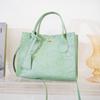 Sacos tote coreanos saco feminino fábrica vendas diretas 2023Mulheres saco de grande capacidade bolsa em relevo saco mensageiro