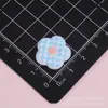 Piezas de accesorios hechas a mano con diseño de flor a cuadros de dibujos animados para charms de zapatos Crocs, pequeños accesorios de resina de pegamento cremoso