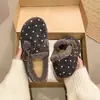 Zapatos Planos de Lana con Lunares de Corte Bajo para Mujer 2026 Otoño/Invierno Nueva Llegada Hebilla Elevadora Interna Zapatos Peludos Cómodos Cálidos Zapatos Casuales