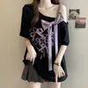 Camiseta Feminina Plus Size de Manga Curta, Slimming, com Laço Tridimensional, Ombro a Ombro, Novo Estilo Verão 2025, Caimento Solto, Top Moderno que Esconde a Figura