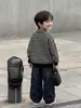Suéter para niño 2026 nuevo estilo cárdigan infantil tejido conjunto de otoño a rayas cuello alto chaqueta para bebé moderno y elegante para otoño e invierno