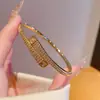 Pulsera de Lujo Ligero y Gama Alta Estilo Europeo y Americano, Cobre Electrochapado Incrustado con Circonita y Zafiro, Pulsera de Nuevo Diseño Geométrico con un Sentido de Sofisticación