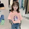 Nueva Camiseta de Manga Larga de Algodón Puro para Niñas, Estampada con Rayas y Retazos, Cuello Redondo, Dibujos Animados Lindos, Nueva para Primavera/Otoño 2026