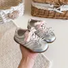 Zapatos Modernos de Primavera 2026 para Niñas, Zapatos de Entrenamiento Alemanes con Velcro, Tenis de Suela Suave de Corte Bajo para Estudiantes, Zapatos Casuales Versátiles
