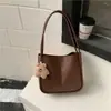 Bolso Casual con Colgante para Mujer, Gran Capacidad, Estilo Nuevo, Adecuado para Ir al Trabajo, Bolso de Hombro Único para Debajo del Brazo, Bolso Tote Vintage Versátil de Gama Alta