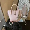 Bolsa de Hombro de Moda Versátil Exquisita de Gran Capacidad para Mujer Verano 2026 Estilo Commuter Bolso Cruzado Tipo Cubo