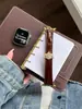 Correa de Reloj con Hebilla Magnética Saturno Patrón de Cocodrilo Adecuada para Apple Watch iWatch Generación 11 10/987Ultra/Se