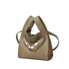 Bolso de mano de cuero genuino de moda coreano de nicho, modelo popular nuevo de comercio exterior transfronterizo 2026, bolso bandolera simple de mano