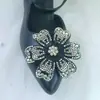 Nuevo accesorio de moda de estilo europeo y americano totalmente de diamantes con un temperamento único y elegante, versátil y lujoso, con un racimo de flores de diamantes rosas y adornos de flores de cinco pétalos