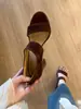 Primeiro Encontro com uma Garota Usando Sandálias Romanas Redondas Elegantes de Couro Italiano com Salto Bloco e Zíper Traseiro para Mulheres
