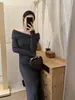 Vestido de Punto Ligero Maduro Adelgazante Estilo Francés Hombros Descubiertos con un Diseño Único para Otoño e Invierno, Elegante Vestido Largo Base de Suéter